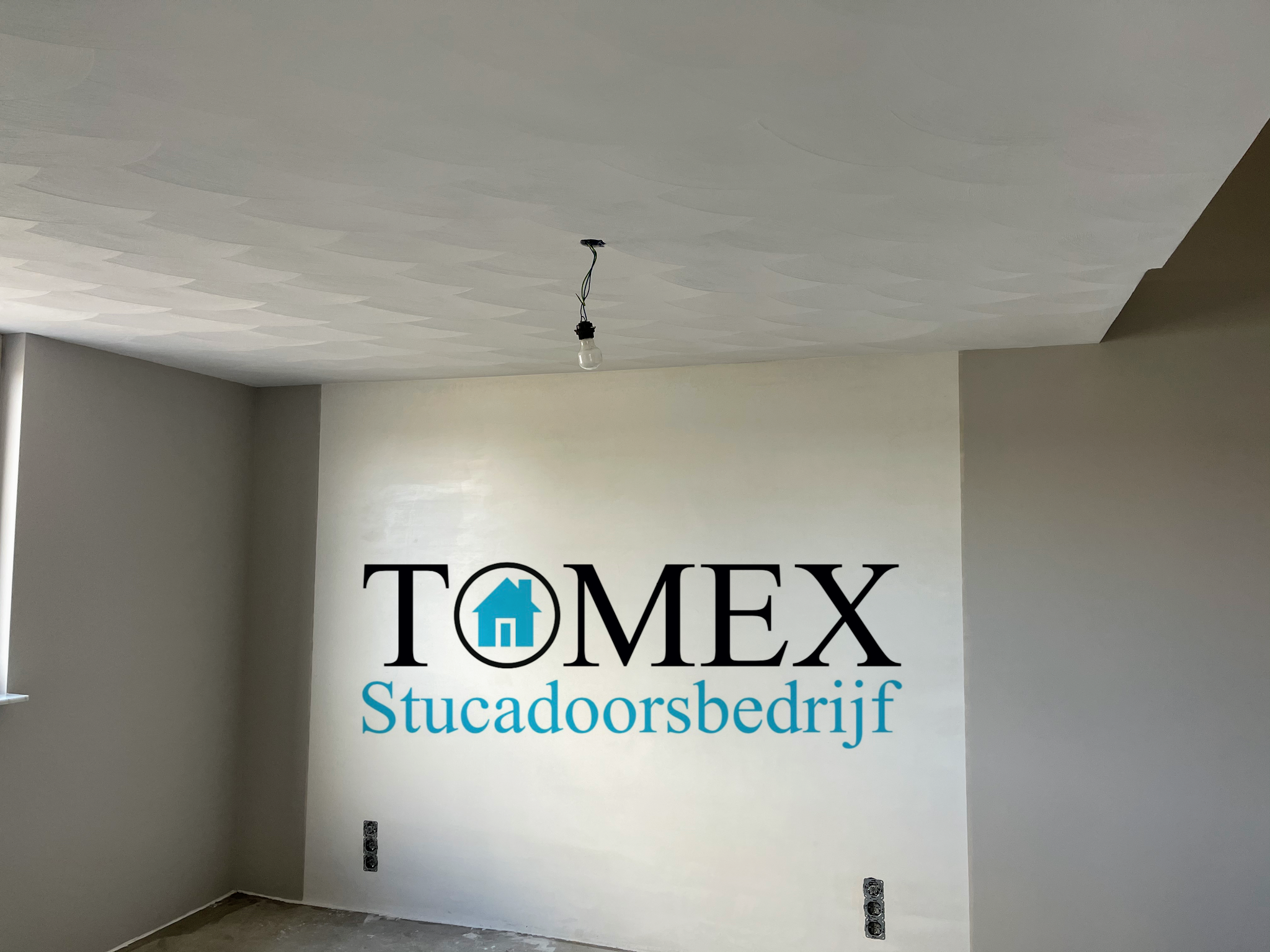 Pas gestucte kamer met gladde wanden en plafond