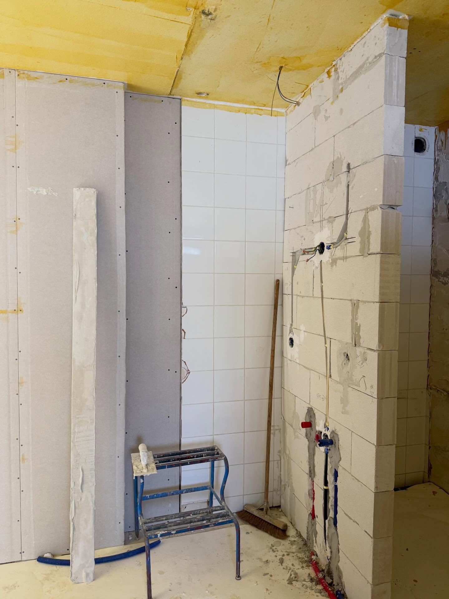 Badkamer in aanbouw met kale wanden, voordat het stucwerk begint